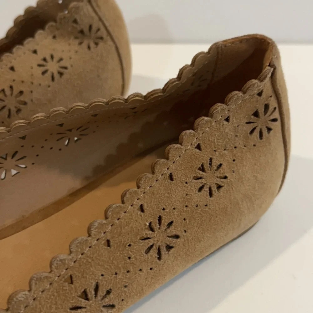 Joe’s Pointy Almond Toe Suede Cutout Flats Tan size 8.5 - Picture 5 of 16